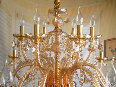 歐式華麗典范 琥珀色18頭水晶大吊燈，點亮酒店與豪宅的璀璨風采